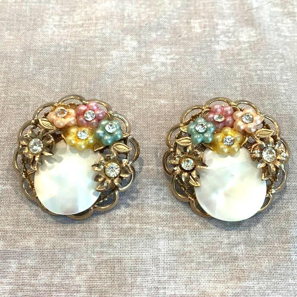 Gorgeous Mother of Pearl earrings, Vintage clip on